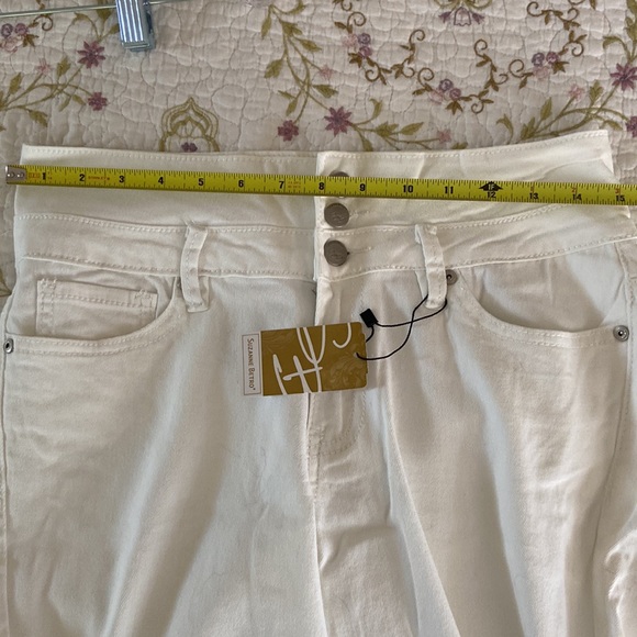 Suzanne Betro high waisted white Capri in size 8 - Picture 10 of 13